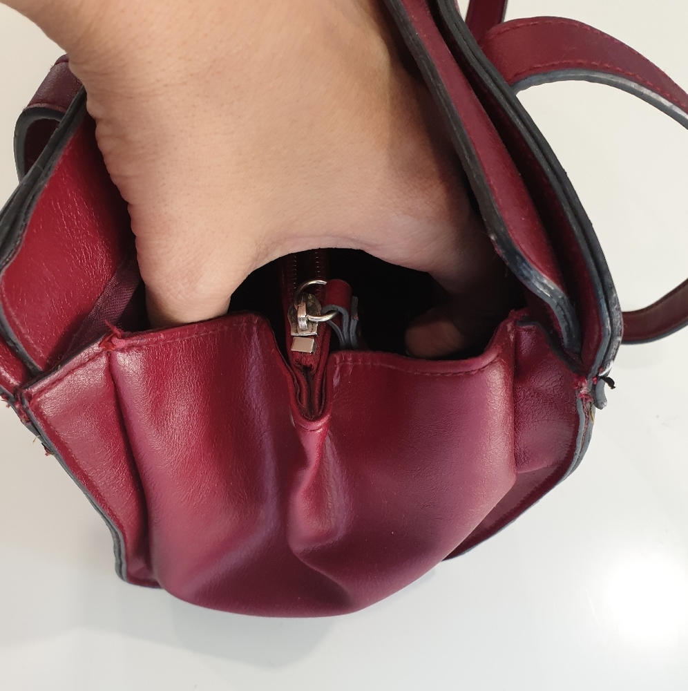 $850 An amazing leather bag with 2 handles - Picture 3 of 6
